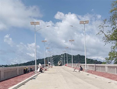 פנס רחוב סולארי מפוצל 100W עם סוללת ליתיום באסיה